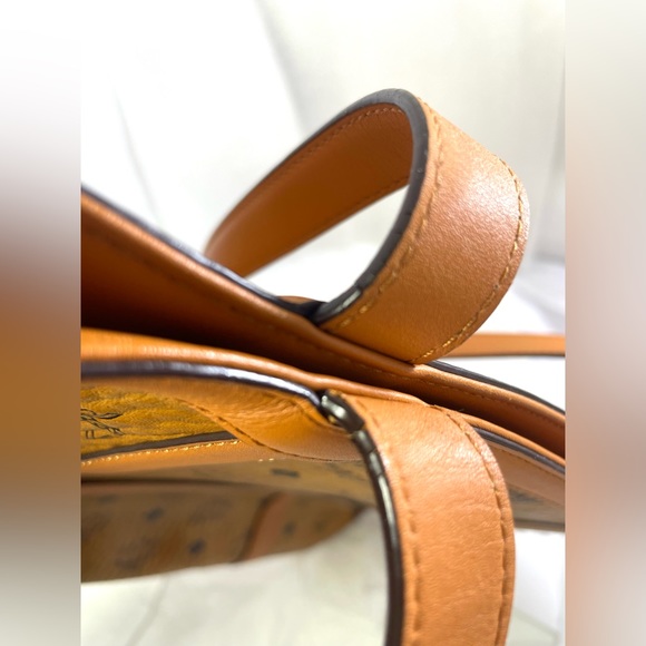 MCM Delmy Visetos Shopper MD Tote.Color: Cognac/Gold. - Picture 15 of 17